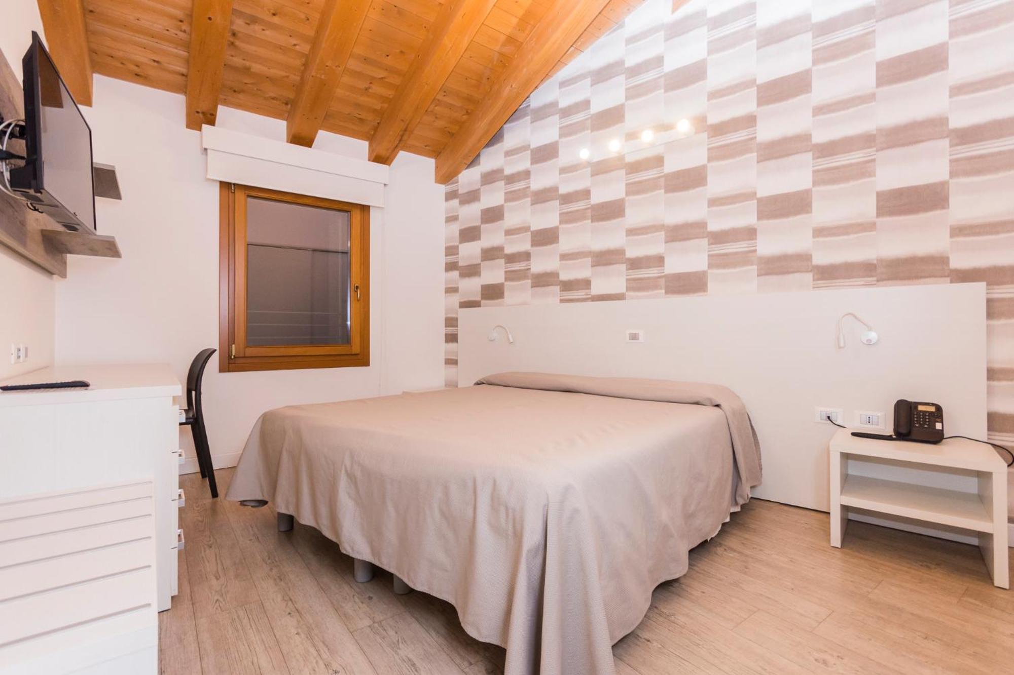 Hotel Ristorante Cigno - Camere And Aparthotel Латизана Екстериор снимка