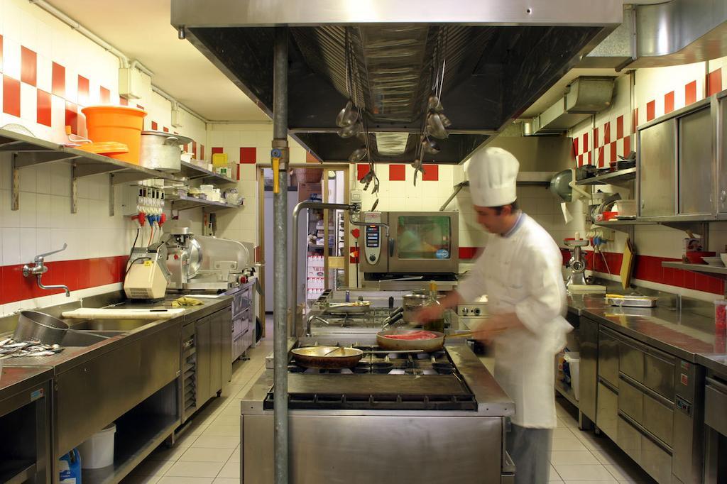 Hotel Ristorante Cigno - Camere And Aparthotel Латизана Екстериор снимка