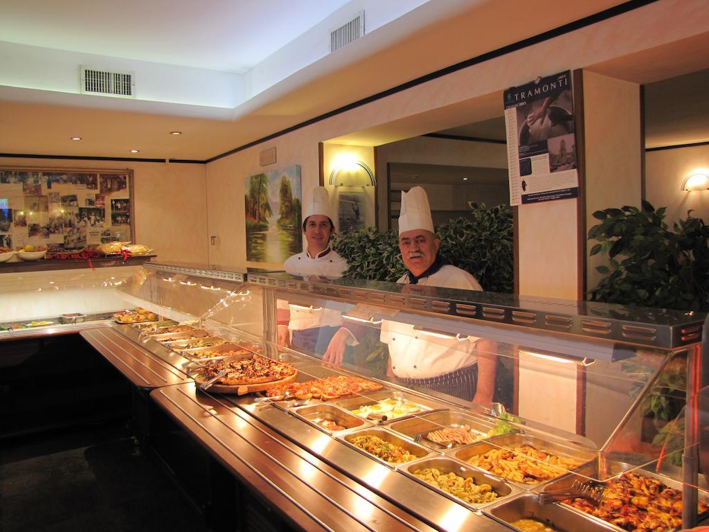 Hotel Ristorante Cigno - Camere And Aparthotel Латизана Екстериор снимка