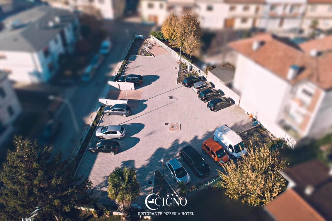 Hotel Ristorante Cigno - Camere And Aparthotel Латизана Екстериор снимка