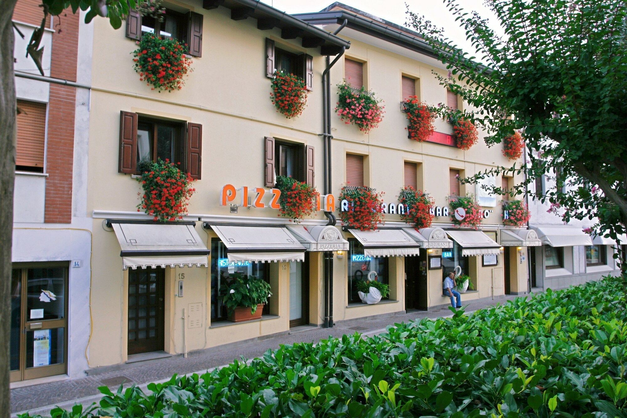 Hotel Ristorante Cigno - Camere And Aparthotel Латизана Екстериор снимка